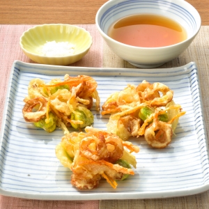 そら豆と輪切生竹輪のかき揚げ