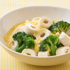 やわらかちくわとブロッコリーの玉子中華あん